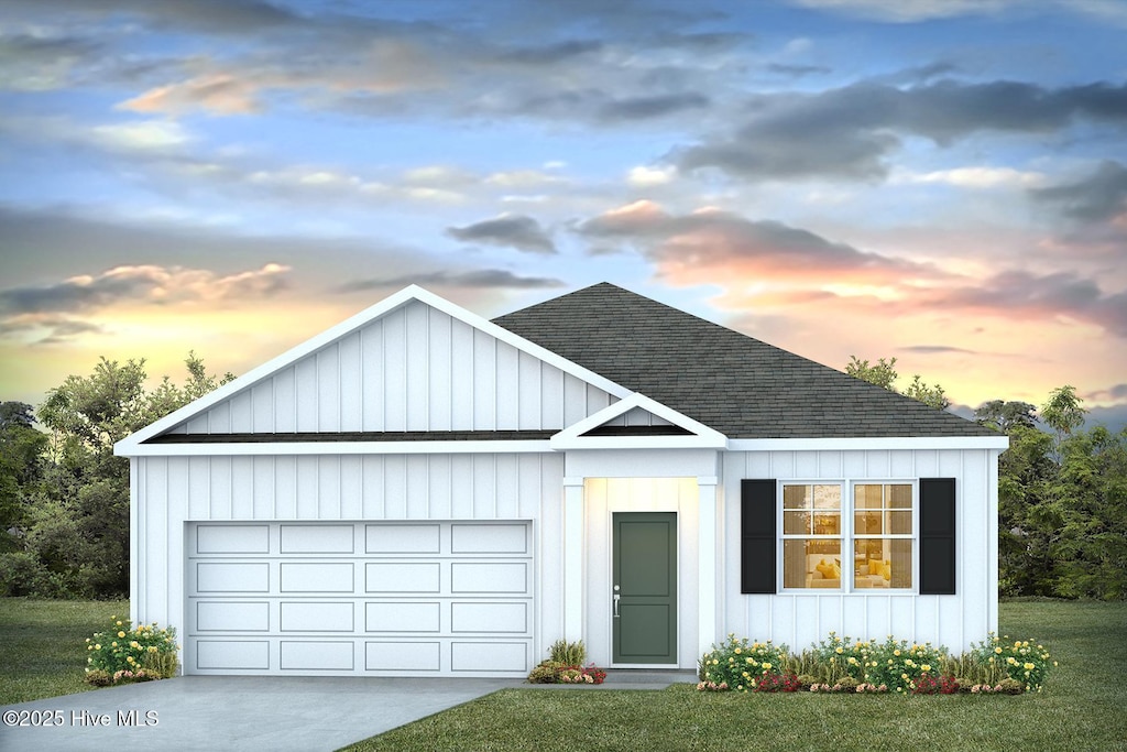 view of front facade featuring a garage and a lawn