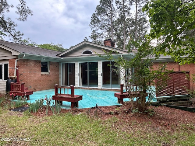 view of swimming pool featuring a lawn