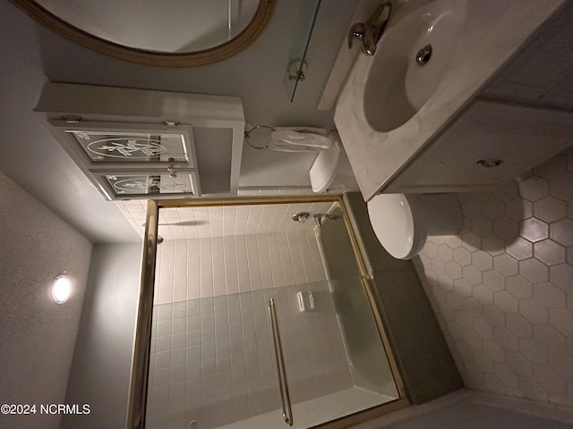 bathroom featuring tiled shower