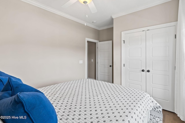 bedroom with ceiling fan, a closet, wood finished floors, and crown molding