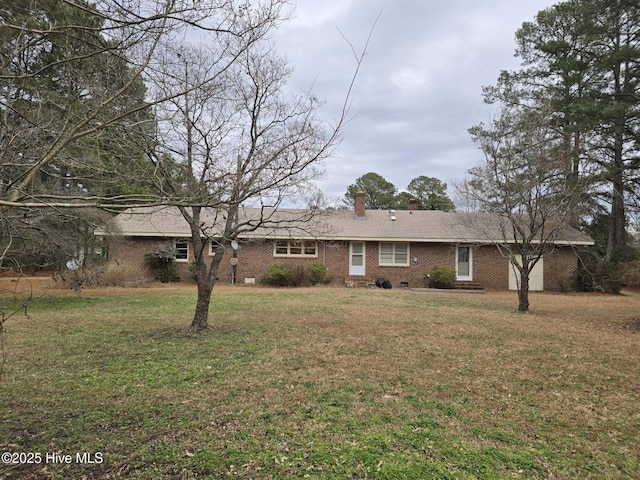 view of front of property featuring a front yard