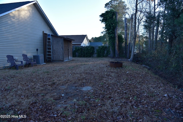 view of yard featuring an outdoor fire pit