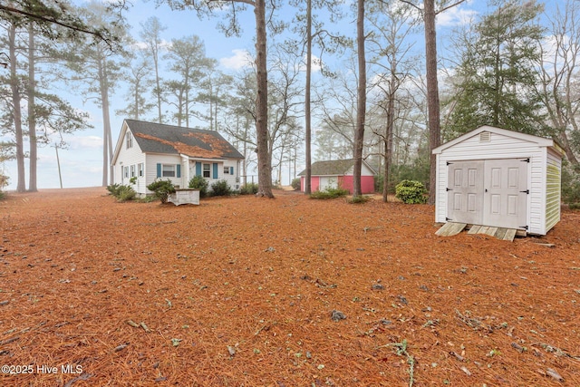 view of yard featuring a shed