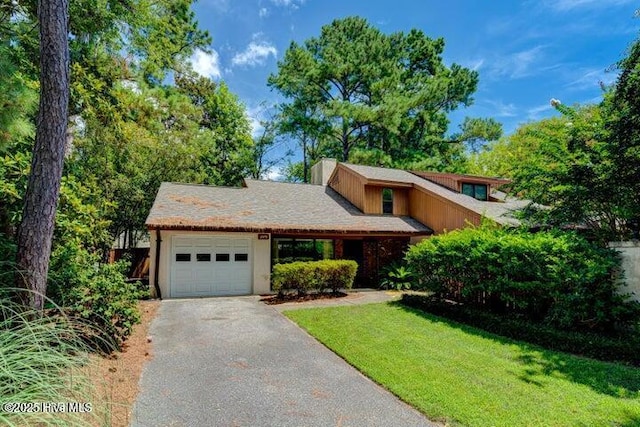 view of front of home featuring a garage and a front yard