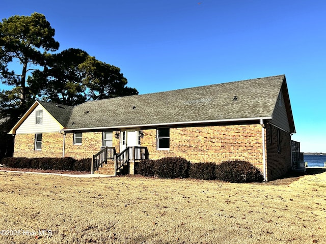 view of front facade featuring a front yard