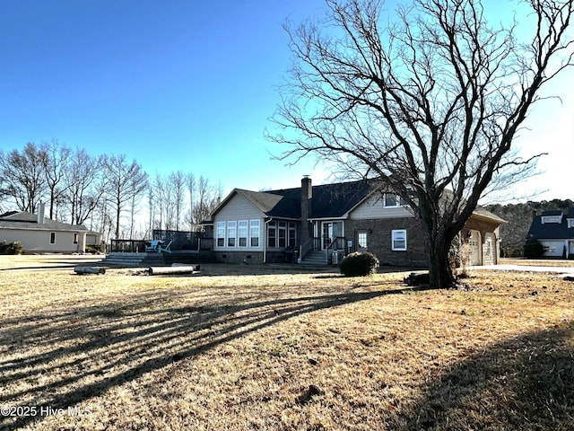 ranch-style house featuring a front lawn