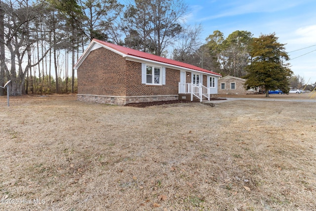 manufactured / mobile home with a front lawn