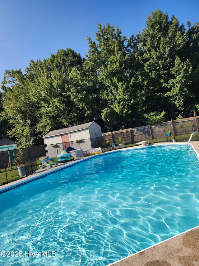 view of swimming pool featuring a lawn