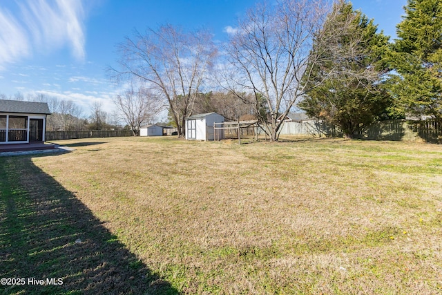 view of yard featuring a storage shed