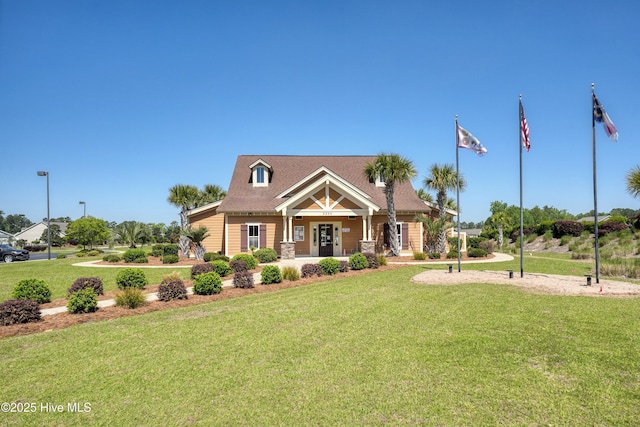 view of front facade featuring a front lawn