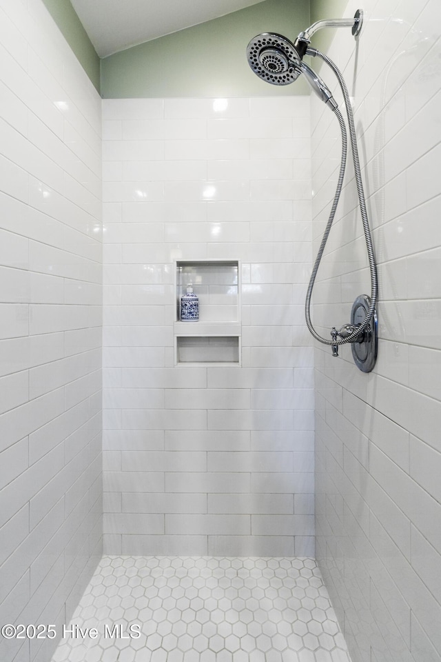 bathroom featuring tiled shower