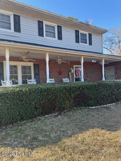 view of front facade with a porch and a front lawn