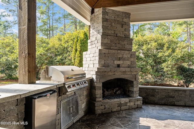 view of patio with an outdoor kitchen and grilling area