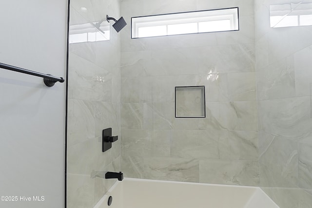 bathroom with tiled shower / bath