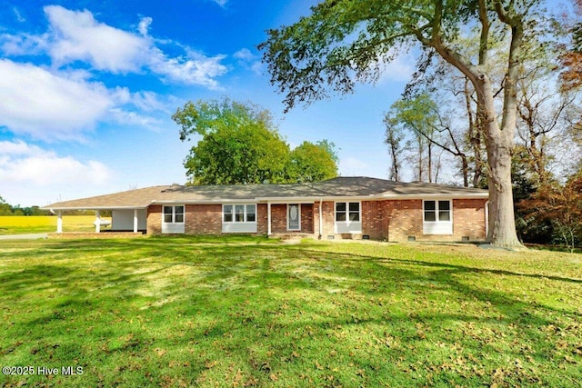 ranch-style home featuring a front lawn