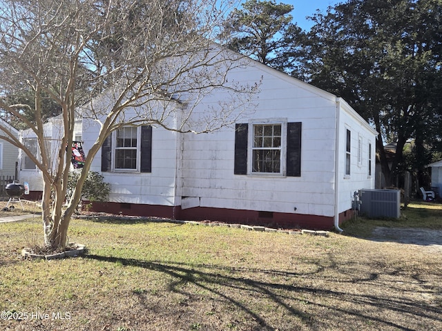 view of front of property featuring central AC unit and a front lawn