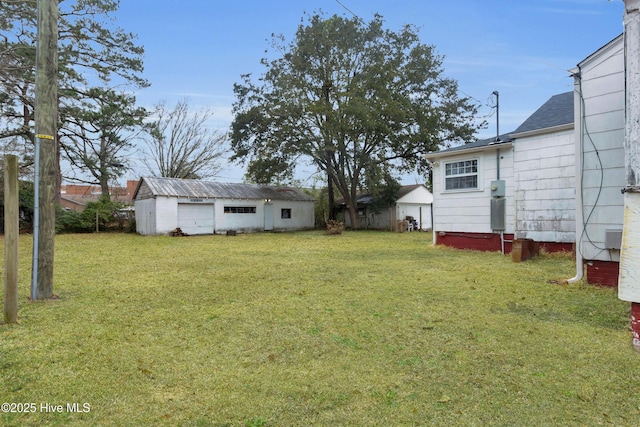 view of yard with an outdoor structure