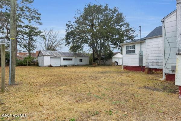 view of yard featuring a storage shed