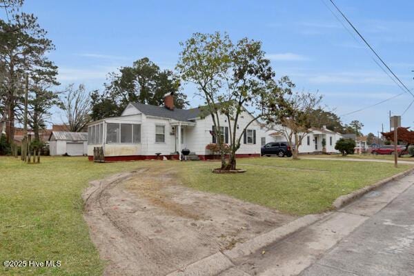 view of front of property with a front yard