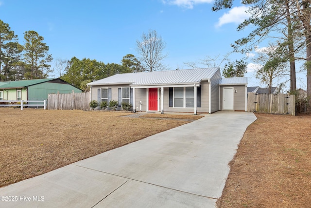 single story home featuring a front lawn