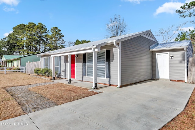 single story home with a porch