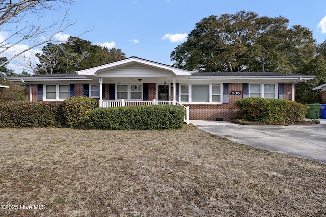 single story home with a porch