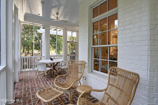 sunroom with ceiling fan