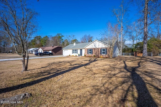 ranch-style house featuring a front lawn