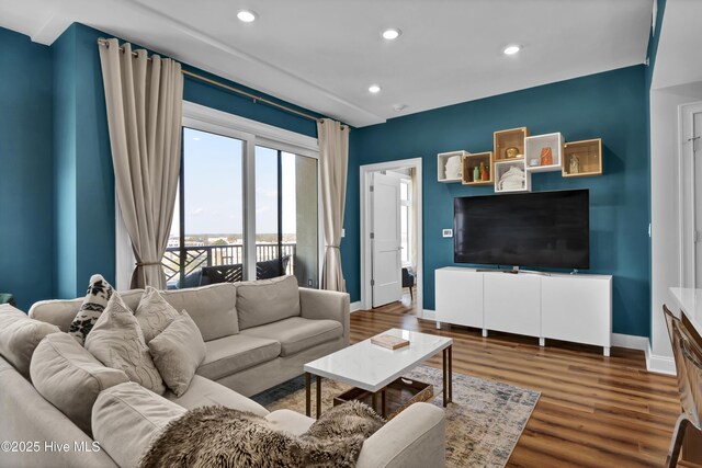 living room with beverage cooler, baseboards, visible vents, wood finished floors, and recessed lighting