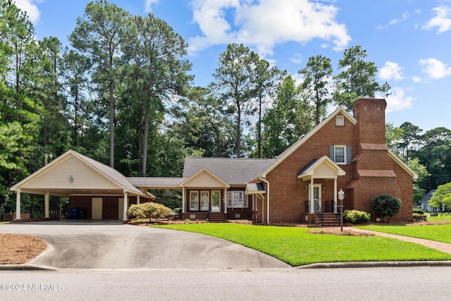 view of front of house featuring a carport and a front yard