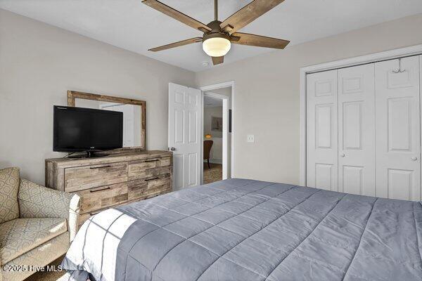 bedroom featuring a closet and ceiling fan