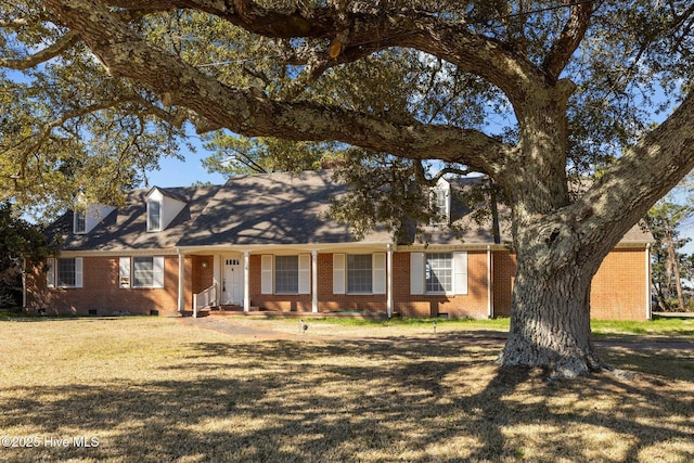 view of front of property featuring a front yard