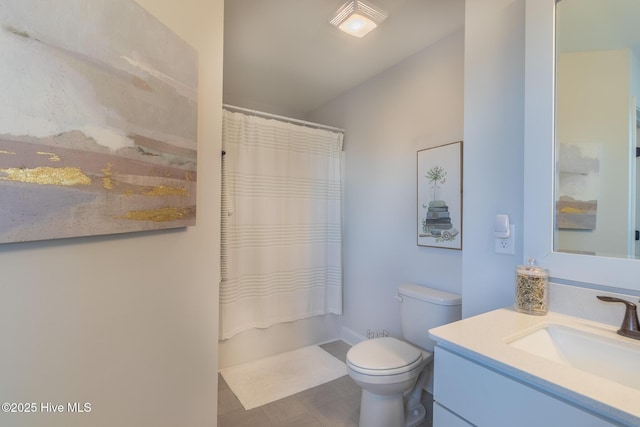 full bathroom with shower / tub combo with curtain, vanity, and toilet