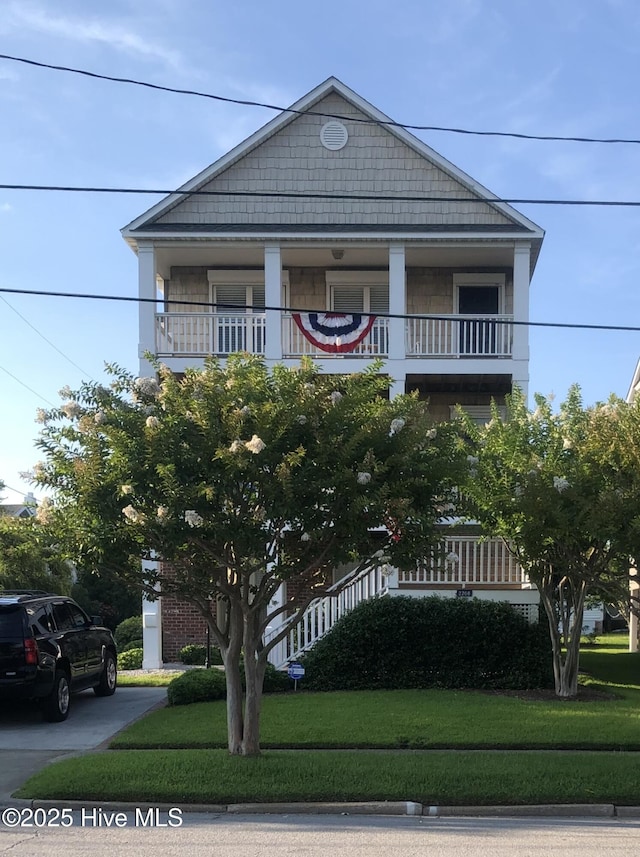 view of front of house featuring a front yard