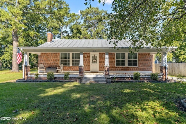 single story home featuring a front yard