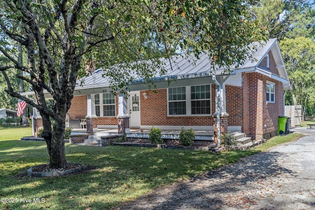 view of front of property featuring a front yard