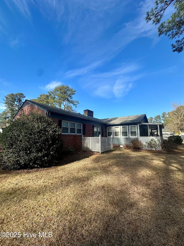 view of front of house with a front lawn