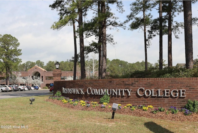 community / neighborhood sign featuring a lawn