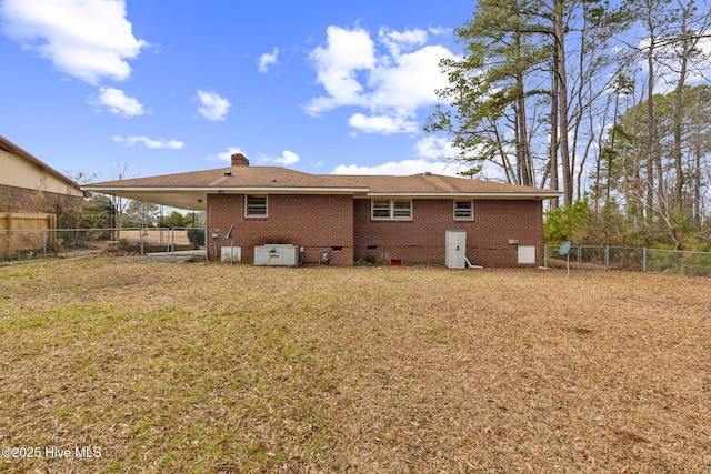 back of house featuring a lawn