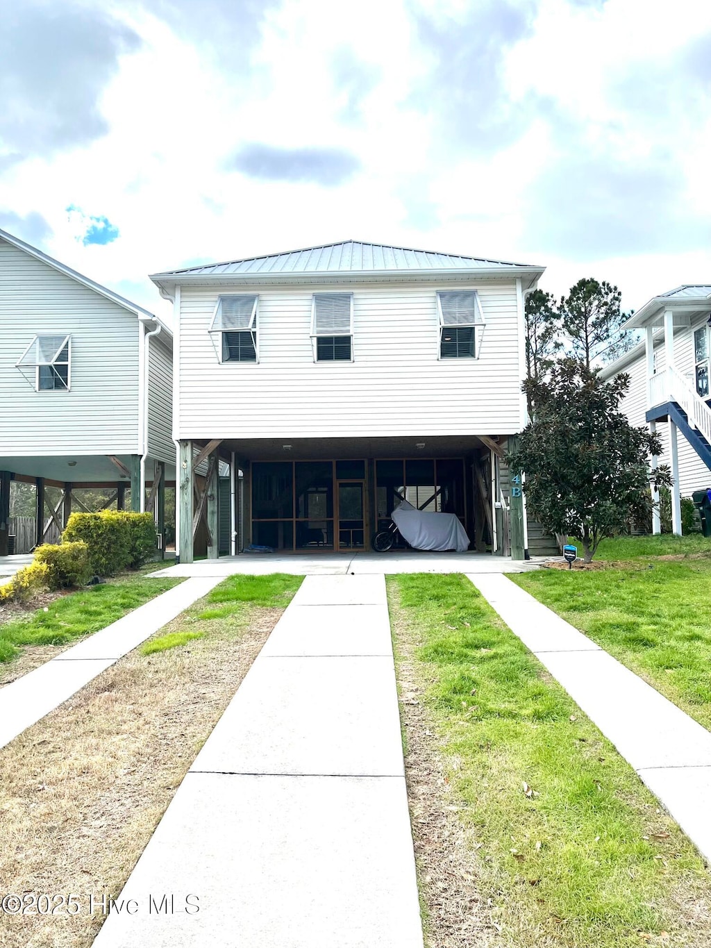 view of front of home with a carport and a front yard