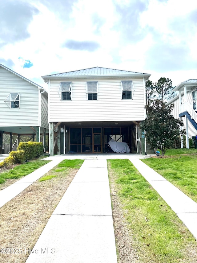 view of front of home with a carport and a front yard