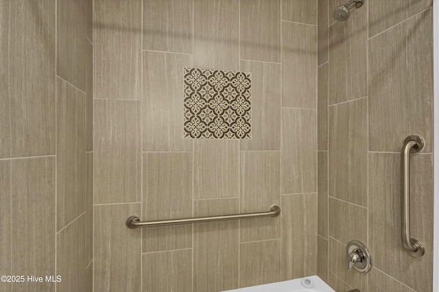 bathroom with tiled shower / bath combo