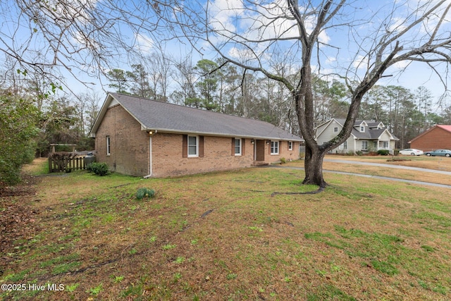 single story home with a front lawn