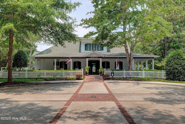 farmhouse featuring a fenced front yard