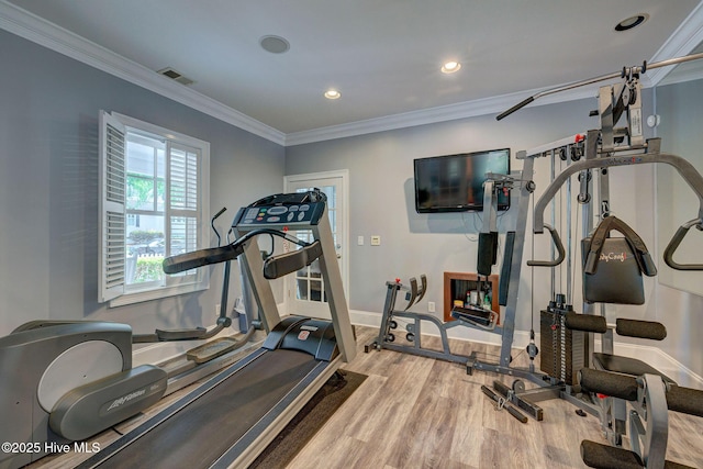 workout room with recessed lighting, visible vents, baseboards, light wood-type flooring, and crown molding