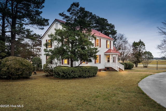 view of front of house featuring a front lawn