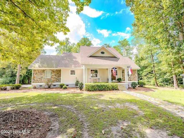 view of front facade featuring a front lawn and covered porch