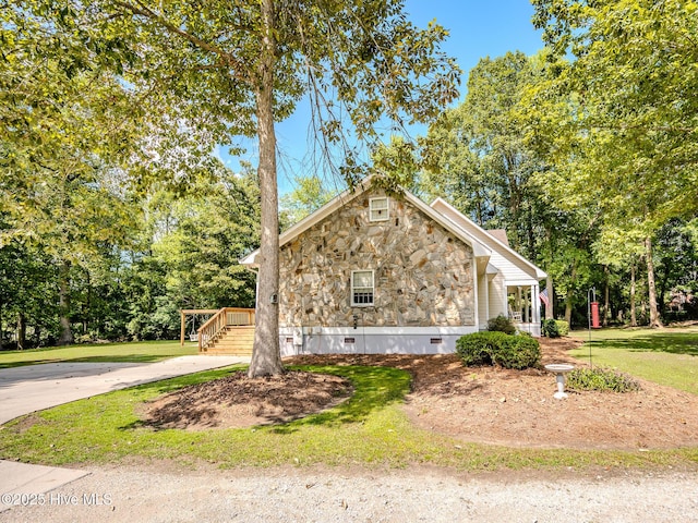 view of front of property with a front yard