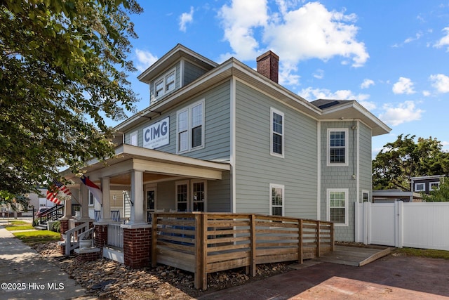 view of front of property featuring a porch