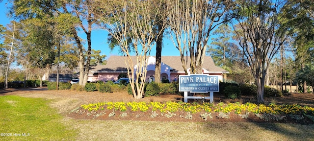 community sign with a yard